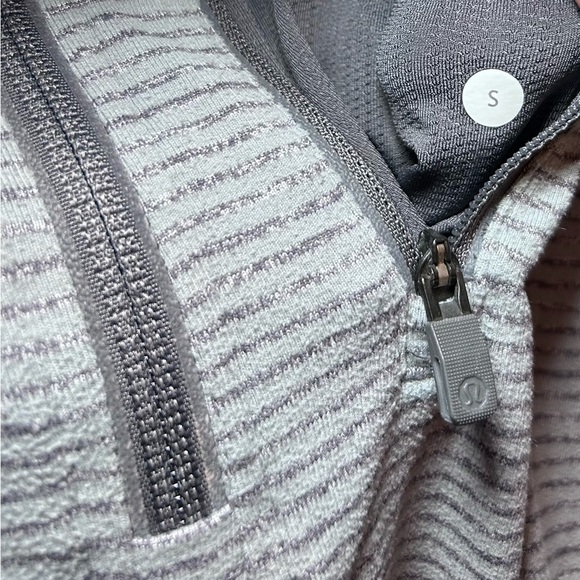 Lululemon Men’s Surge 1/2 Zip Long Sleeve Shirt- Gray Striped/ Size Small - Picture 6 of 6
